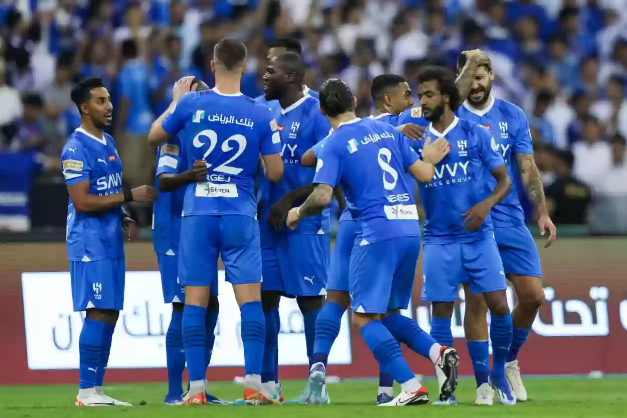 نجم النادي الأزرق يهنأ الجماهير بالفوز بالبطولة الأولى في أرينا