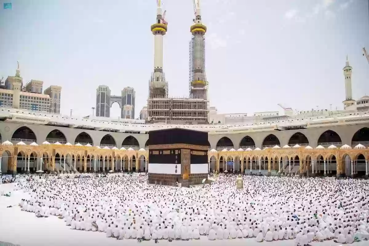 المرور السعودي يعلن توفير 11 موقعًا لنقل المعتمرين إلى المسجد الحرام